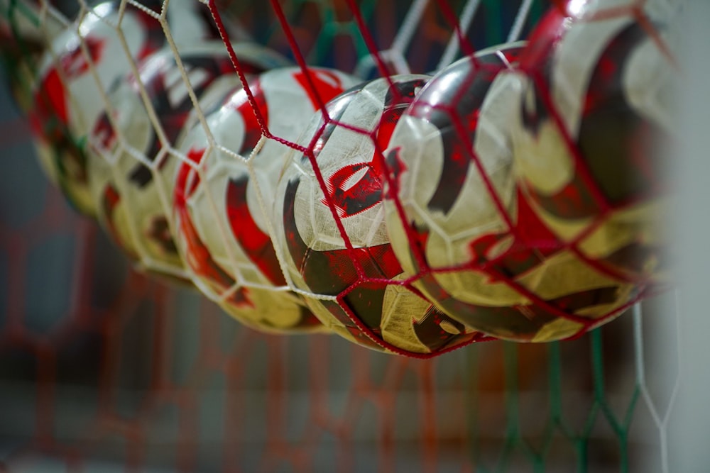 um close up de uma bola de futebol em uma rede