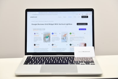 Strony internetowe w Ostrołęce - a laptop computer sitting on top of a white desk