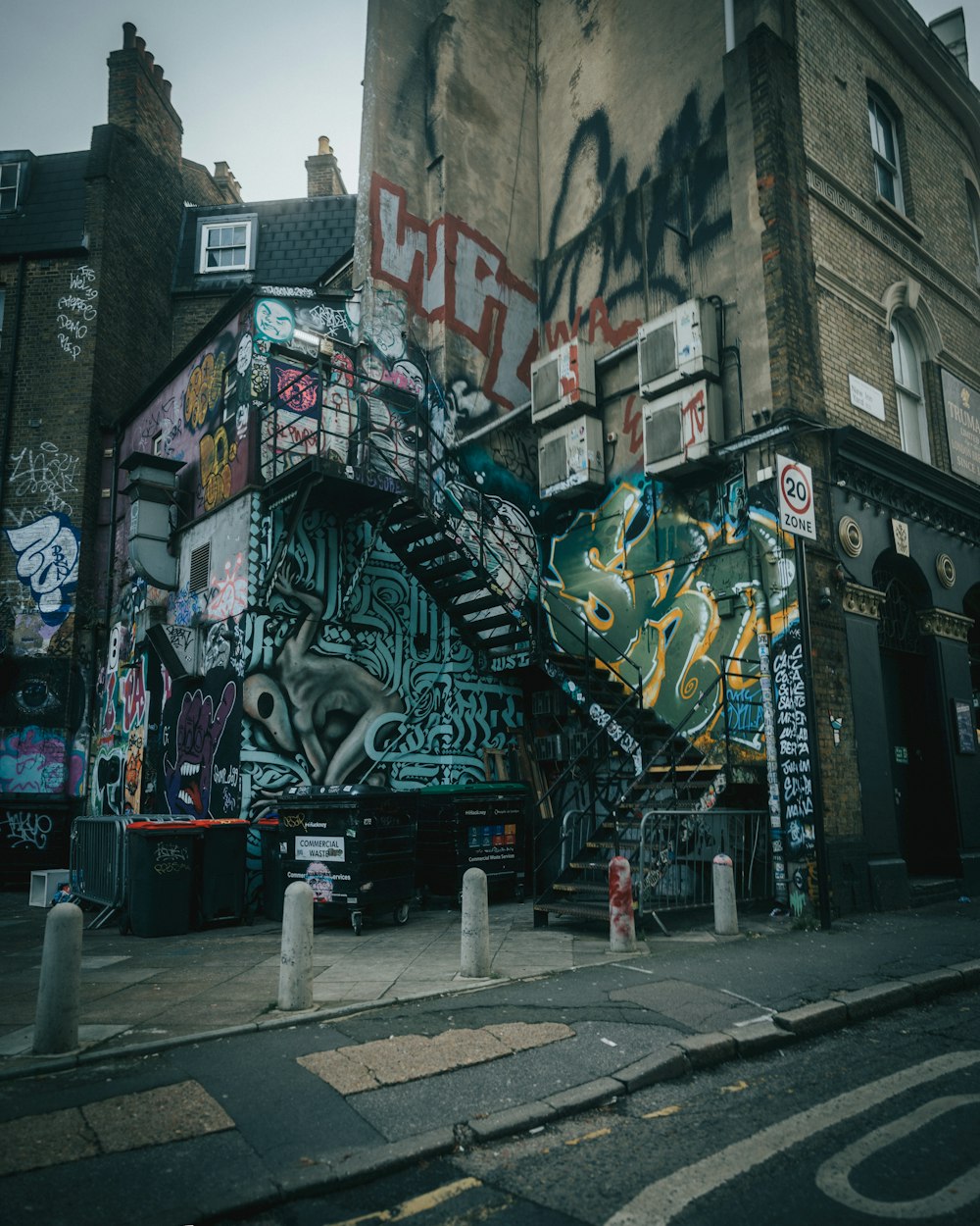 a building with graffiti all over it