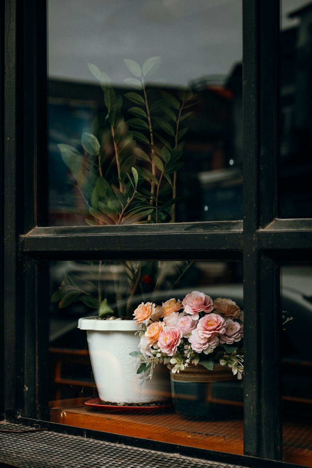 um vaso de planta sentado em cima de um parapeito de janela