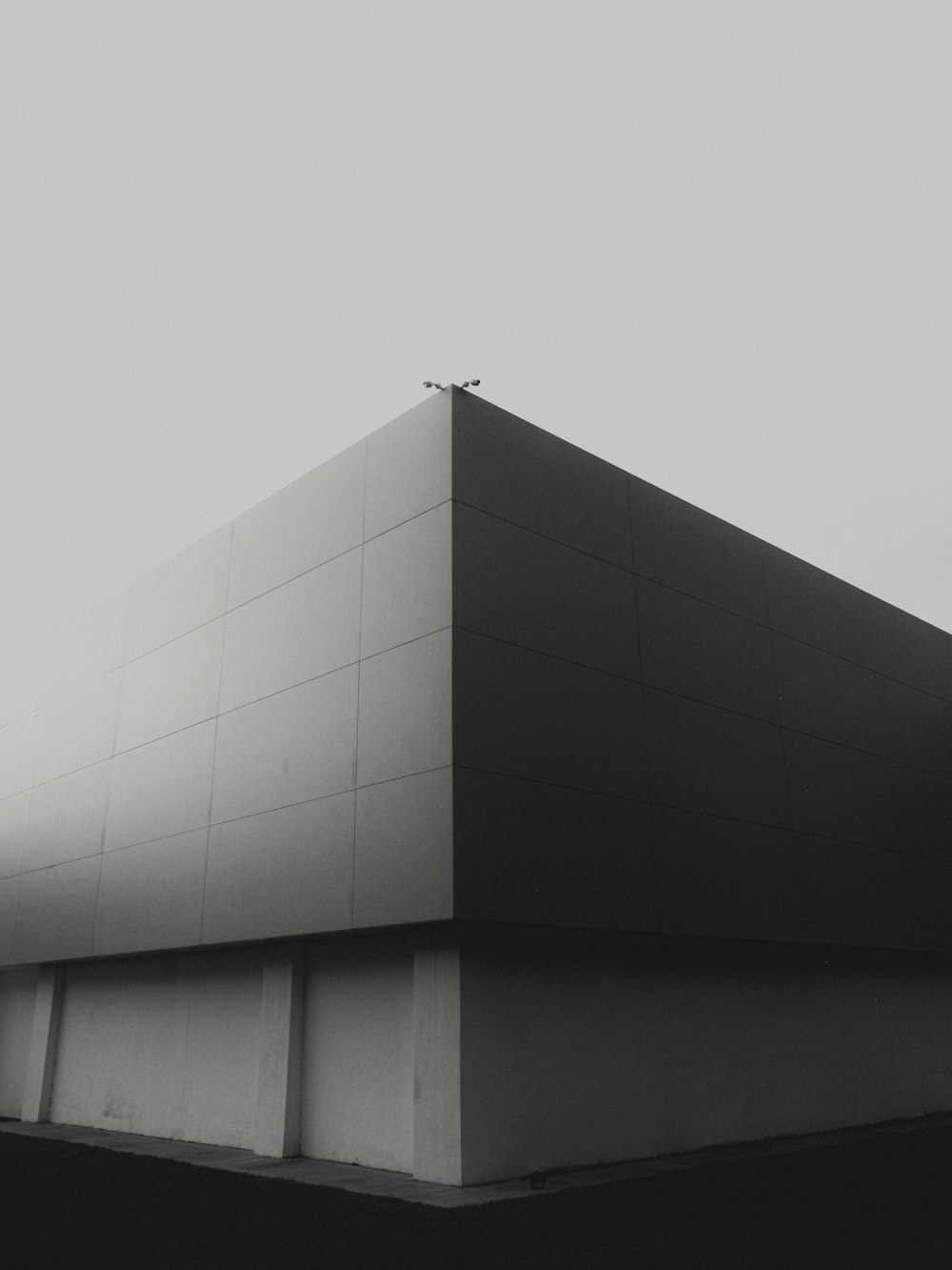 a black and white photo of a building