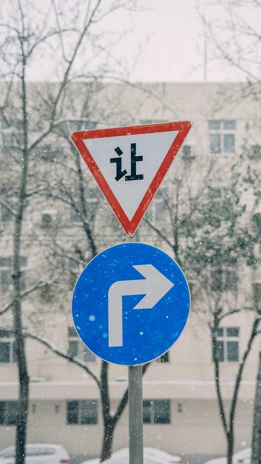 a street sign with an arrow pointing to the left