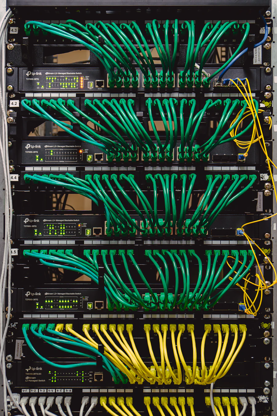 Rack de rede com cabeamento estruturado