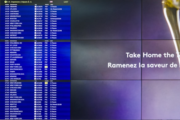 A split-screen image shows a digital airport departure board on the left with flight information for various U.S. destinations and an advertisement on the right side. The flight board displays destination, flight number, gate, and status for flights in French and English. The advertisement features text that likely promotes a product or service.