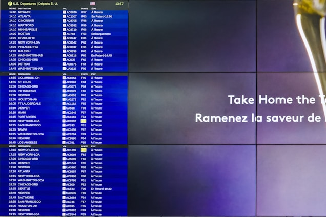A split-screen image shows a digital airport departure board on the left with flight information for various U.S. destinations and an advertisement on the right side. The flight board displays destination, flight number, gate, and status for flights in French and English. The advertisement features text that likely promotes a product or service.
