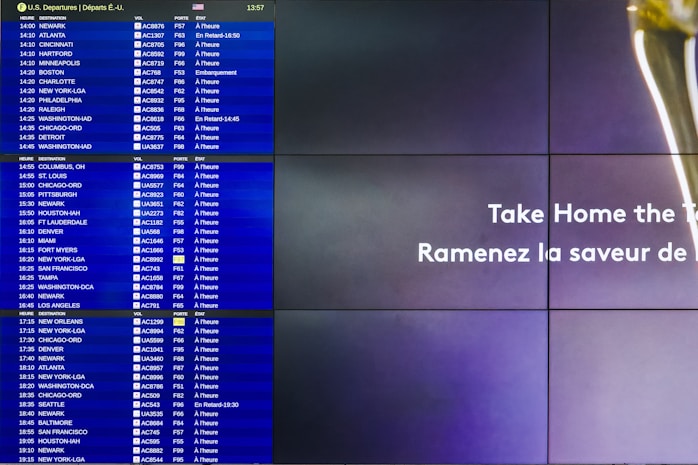 A split-screen image shows a digital airport departure board on the left with flight information for various U.S. destinations and an advertisement on the right side. The flight board displays destination, flight number, gate, and status for flights in French and English. The advertisement features text that likely promotes a product or service.