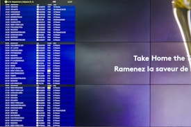 A split-screen image shows a digital airport departure board on the left with flight information for various U.S. destinations and an advertisement on the right side. The flight board displays destination, flight number, gate, and status for flights in French and English. The advertisement features text that likely promotes a product or service.