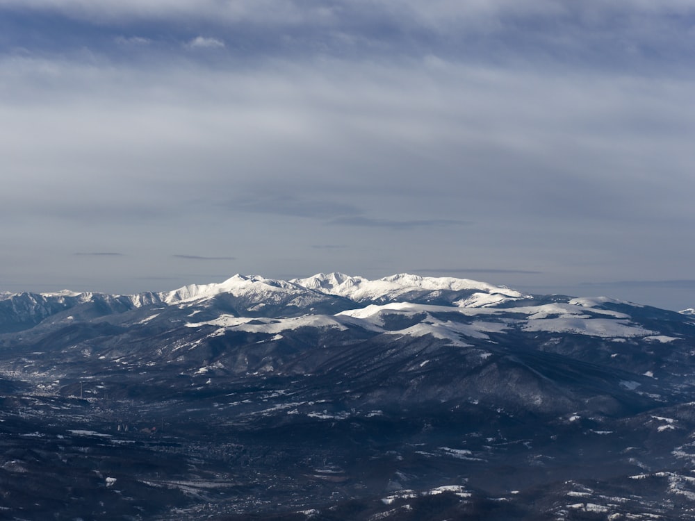 飛行機から見た雪山並み