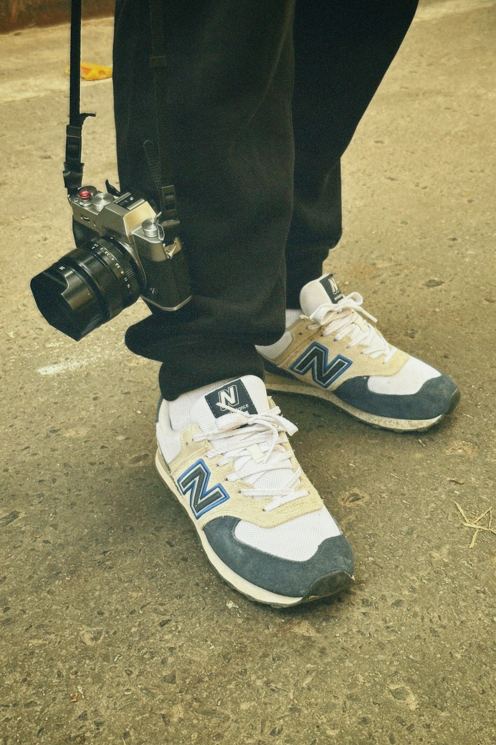 una persona in piedi a terra con una macchina fotografica
