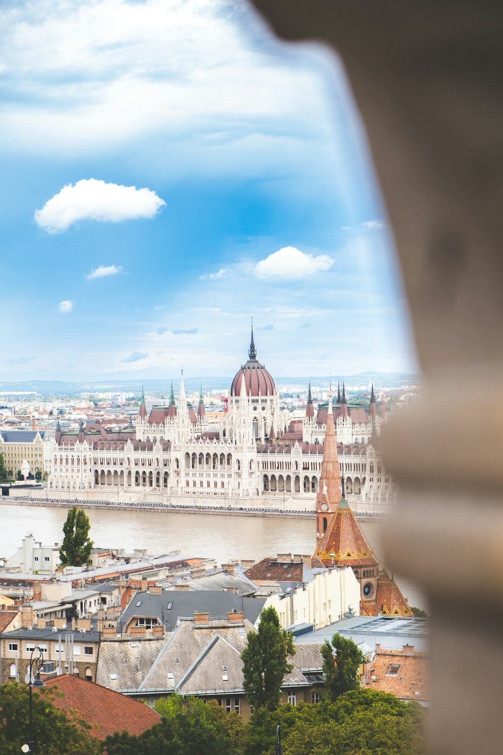 une vue d’une ville depuis une fenêtre