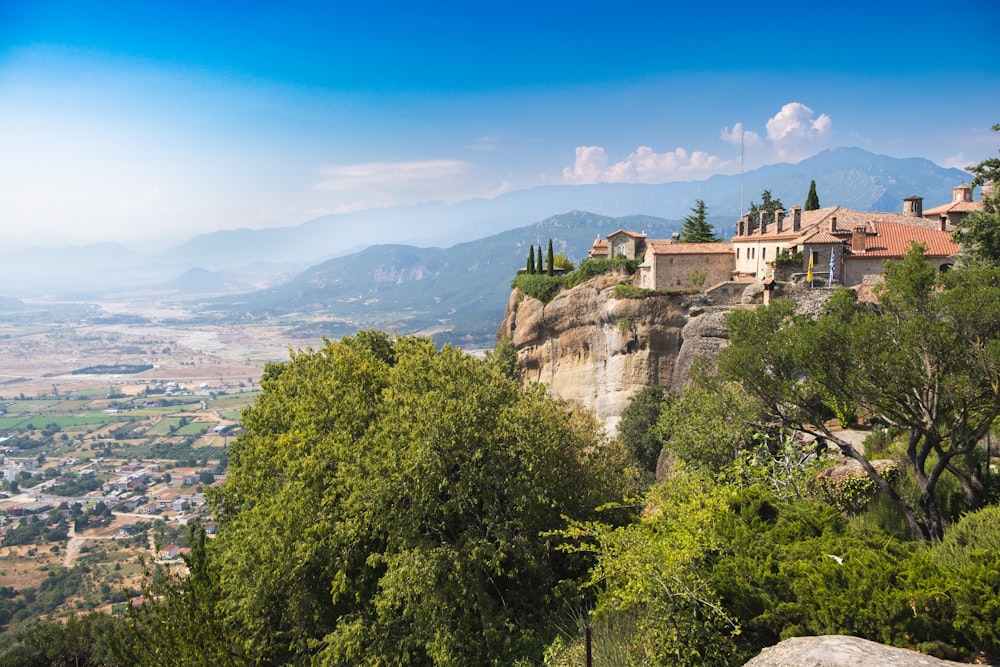 un piccolo villaggio in cima a una scogliera