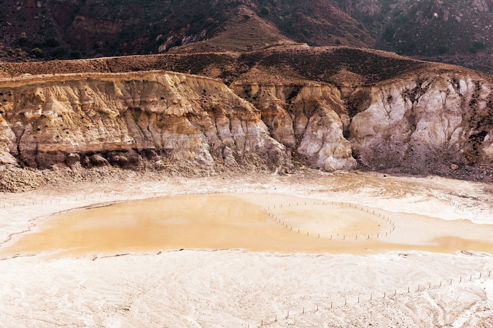 Un gran cráter en medio de un desierto