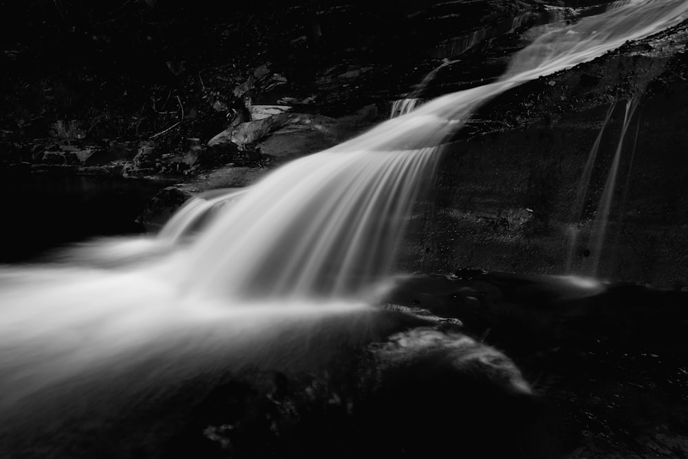 une photo en noir et blanc d’une chute d’eau