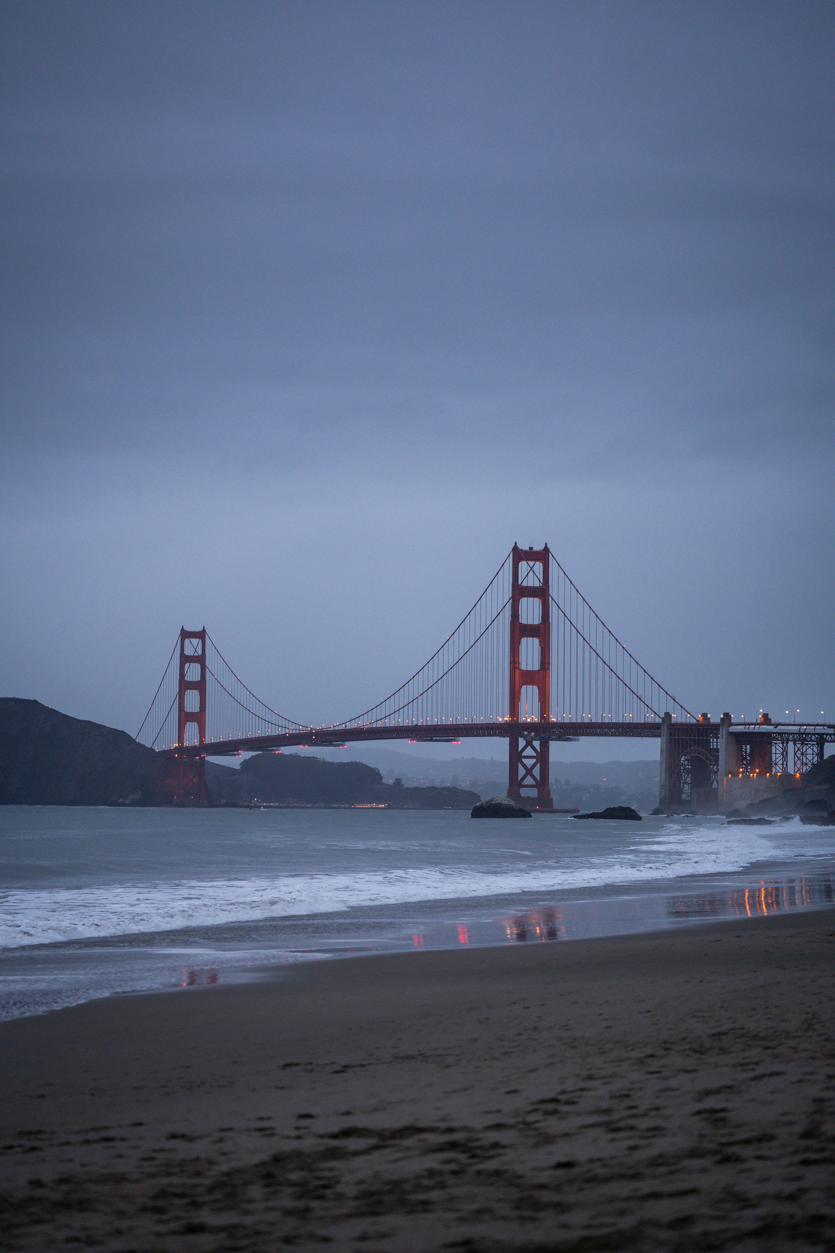 un grand pont enjambant un plan d’eau