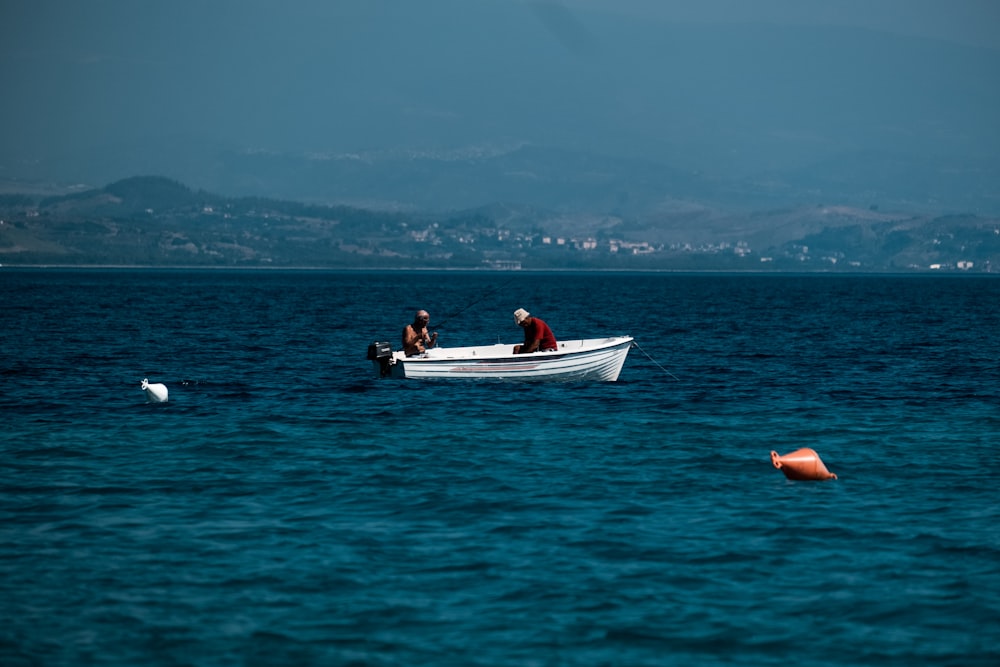 un gruppo di persone in una piccola barca sull'acqua