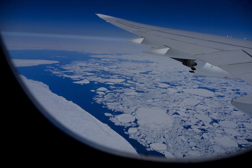 Una vista dell'oceano dal finestrino di un aereo