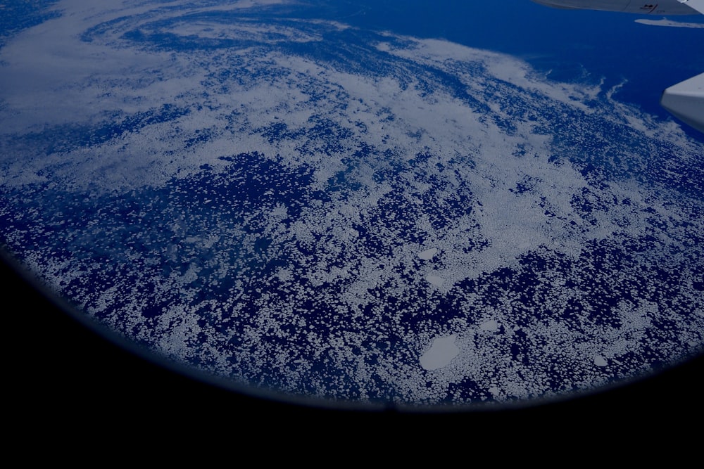 Blick auf die Erde aus dem Flugzeugfenster