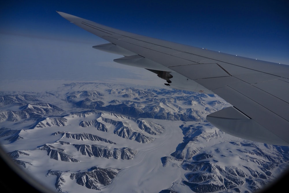 Una veduta di una catena montuosa dal finestrino di un aereo