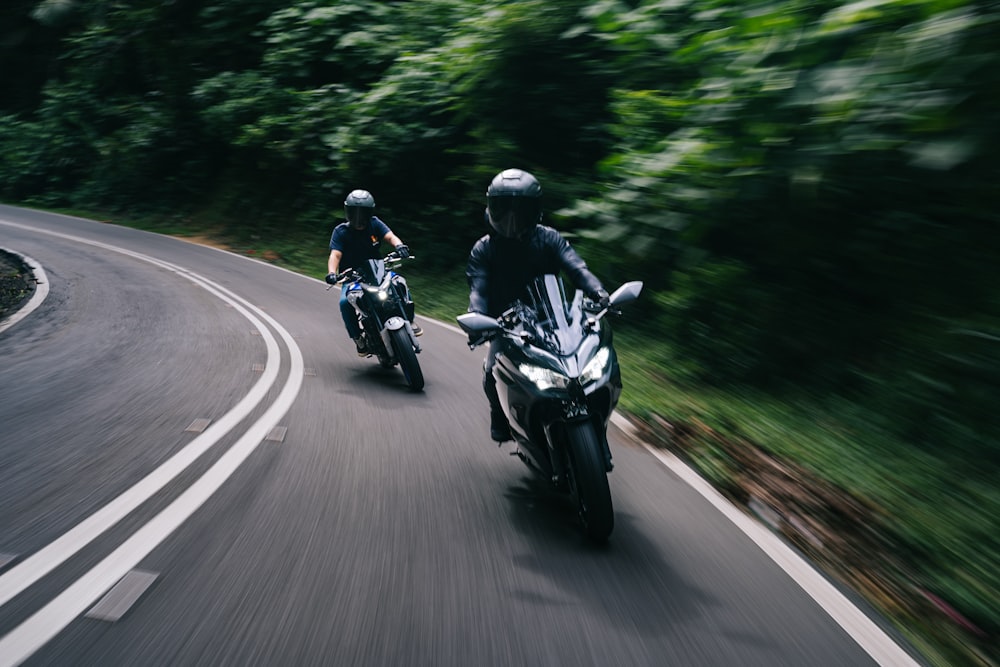 曲がりくねった道をバイクで走る2人