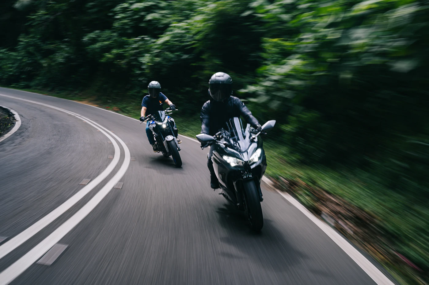Dua penunggang motosikal di jalan berselekoh di Pahang, Malaysia