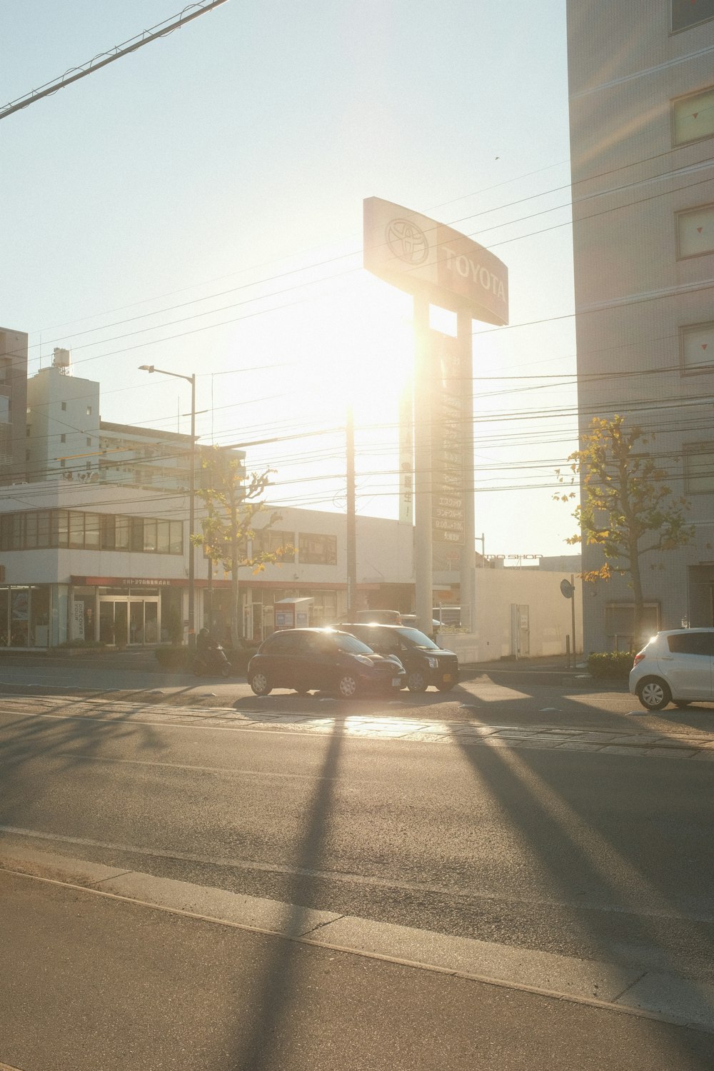 the sun shines brightly on a city street