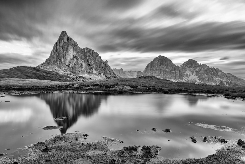 Uma foto em preto e branco de um lago de montanha