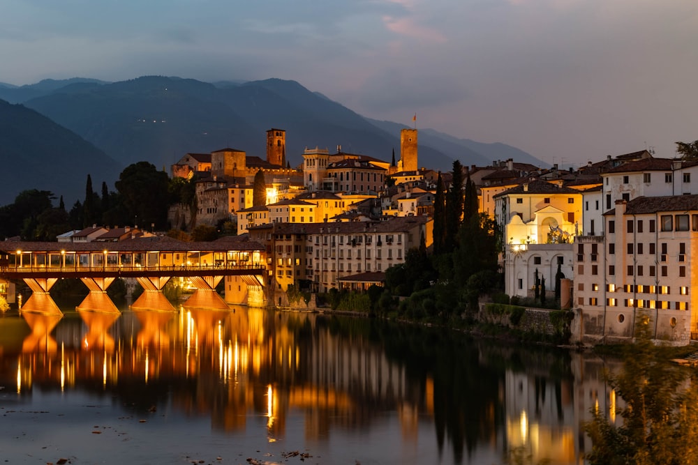 una città con un ponte su uno specchio d'acqua