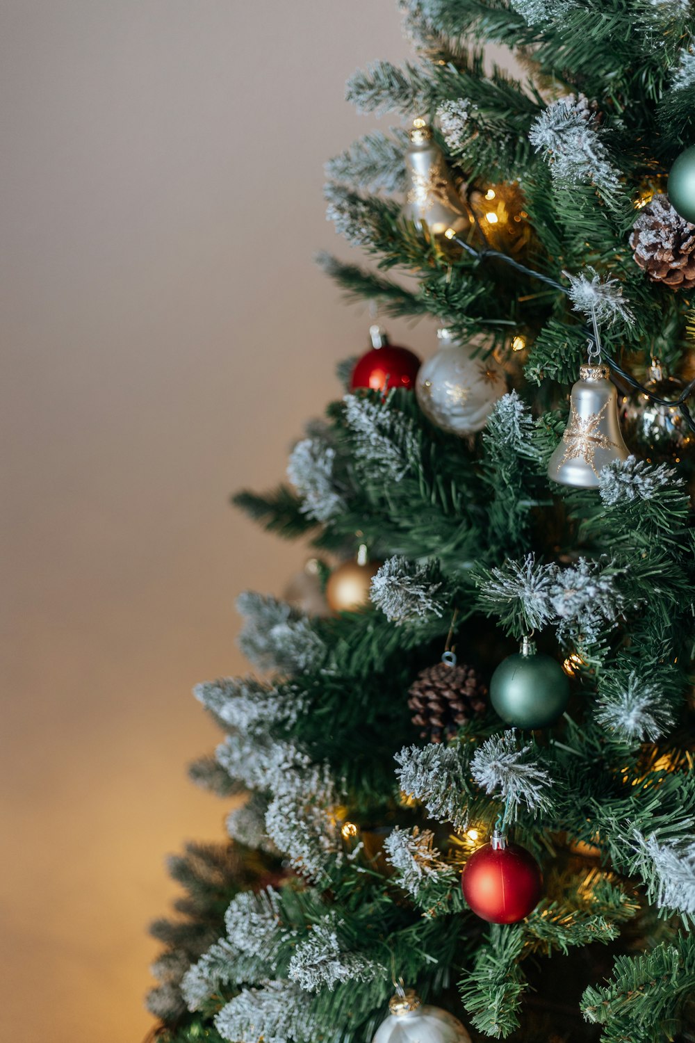 Uma pequena árvore de Natal com ornamentos
