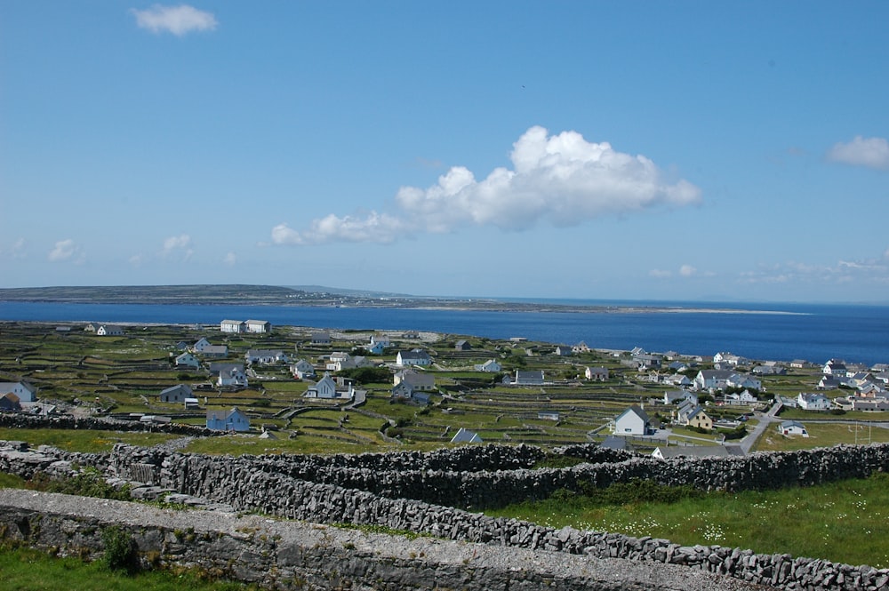 une vue d’un village et d’un plan d’eau