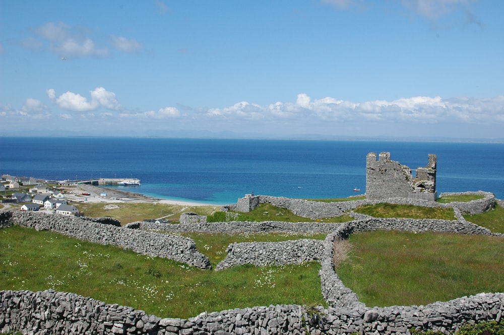 Blick auf das Meer von der Spitze eines Hügels