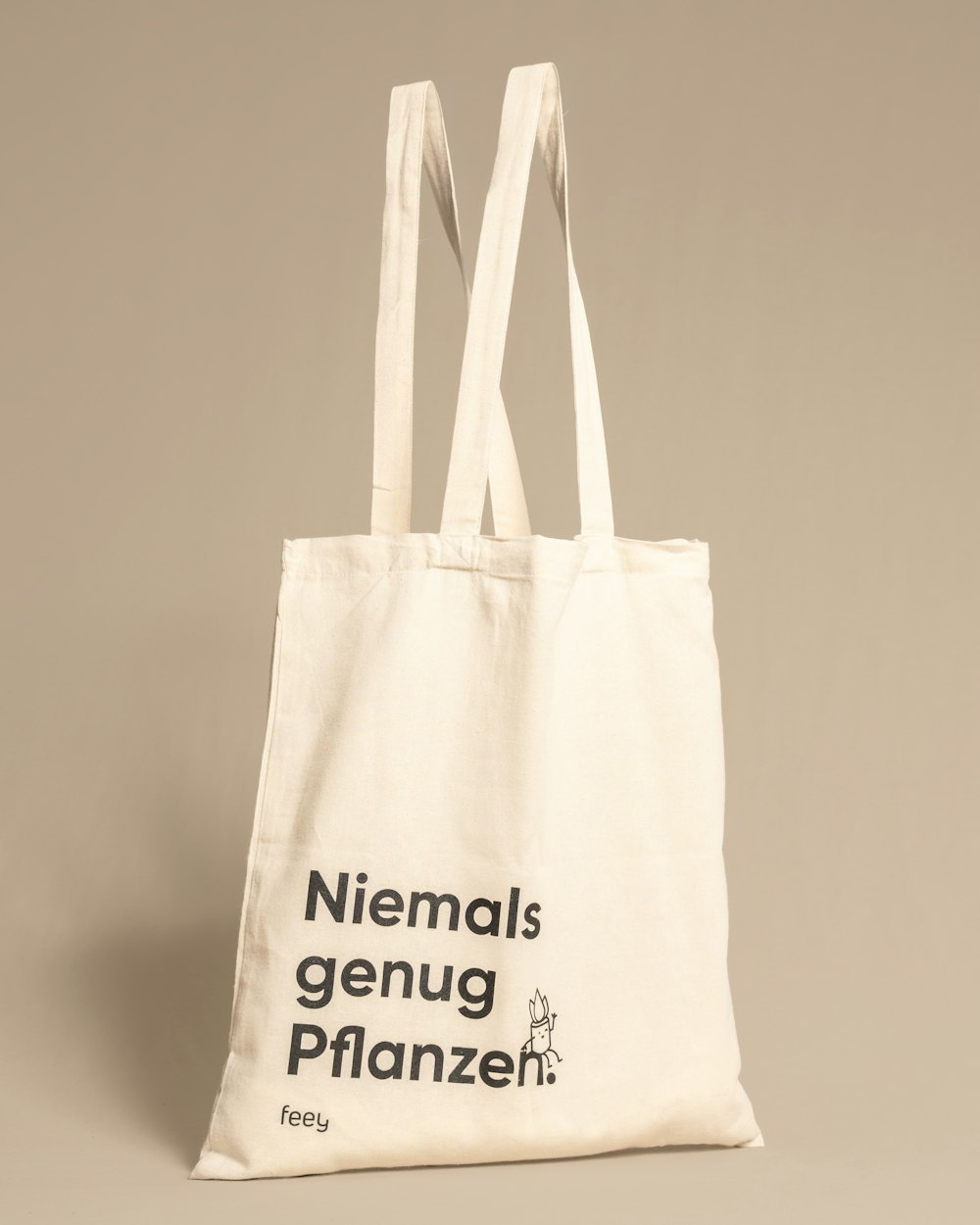 a tote bag with the words niemas genug pflanzen