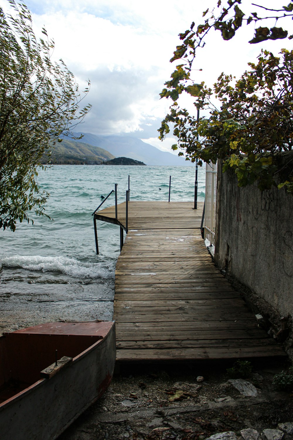 Un muelle de madera junto a un cuerpo de agua