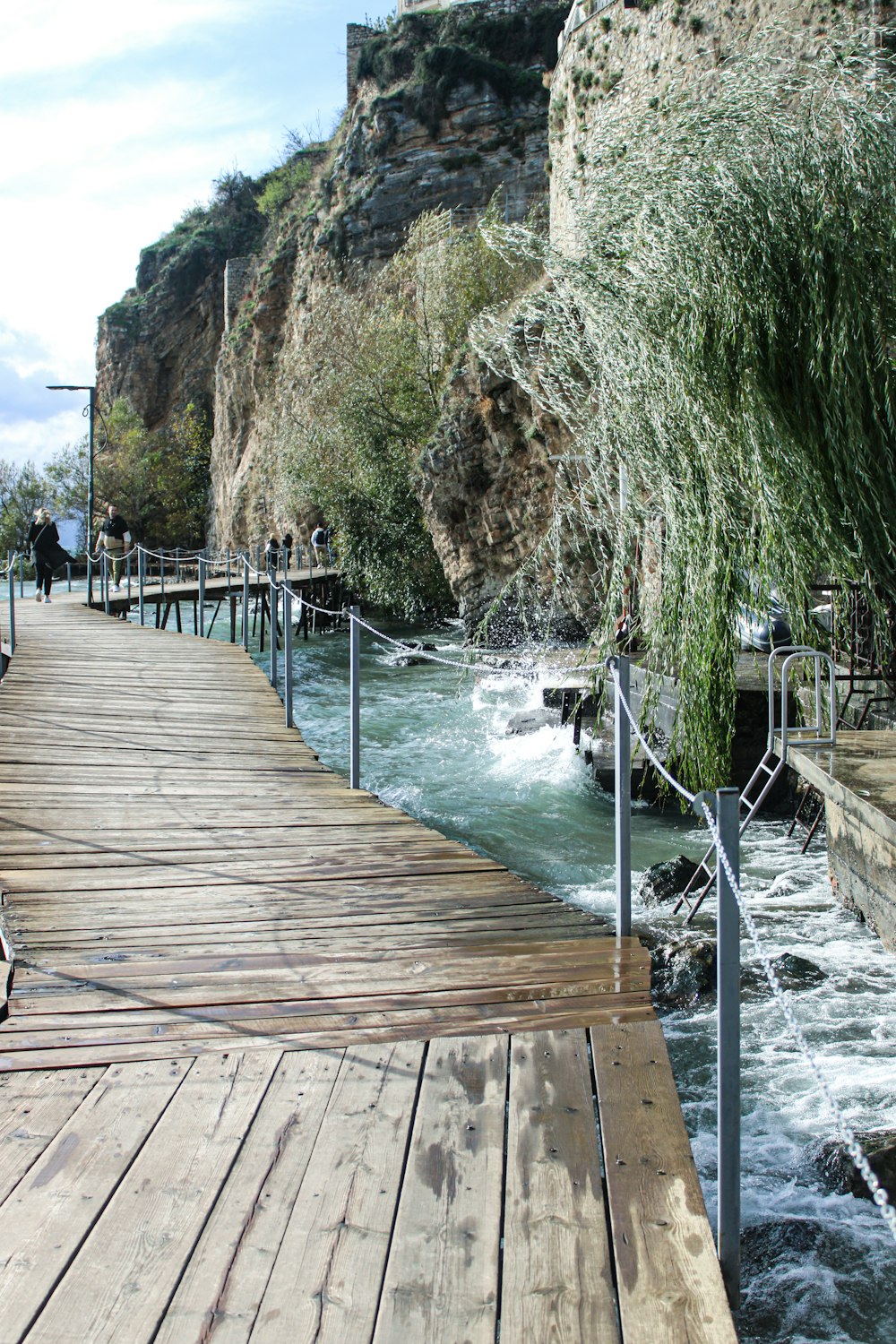 un puente de madera sobre un cuerpo de agua