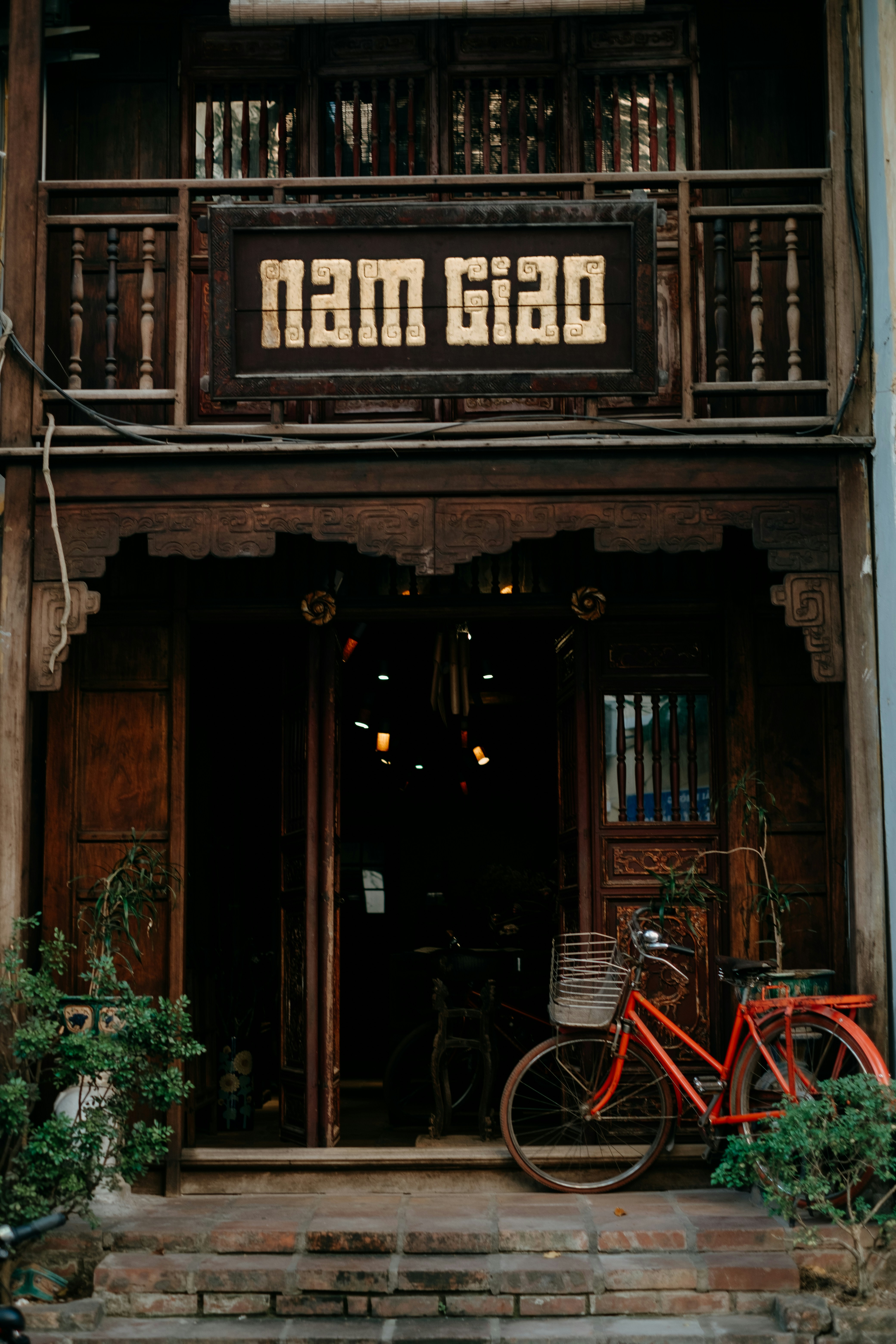 Ein Fahrrad ist vor einem Gebäude abgestellt