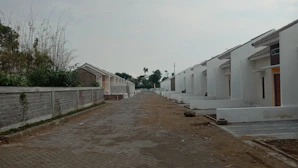 Desarrollo habitacional moderno en Apodaca, con nuevas familias que se están mudando.