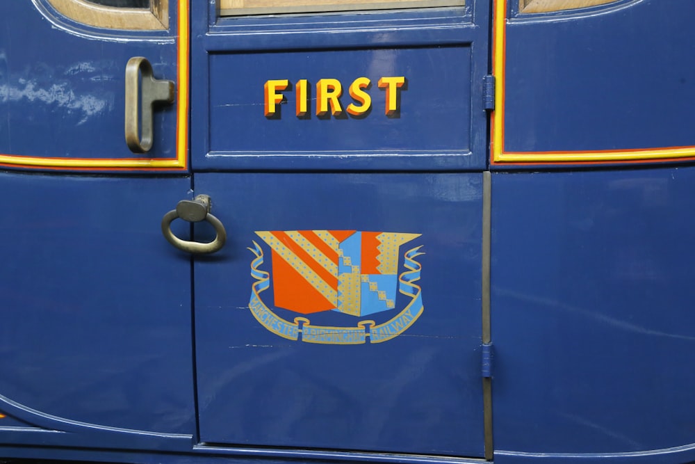 Eine Nahaufnahme der Tür eines blauen Busses