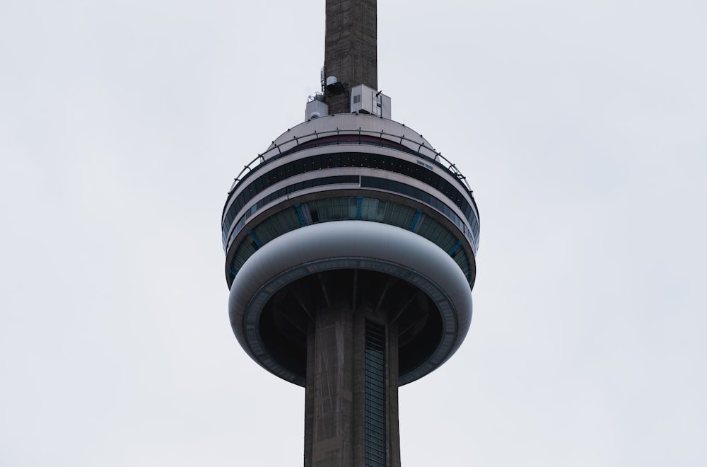 un'alta torre con un orologio in cima