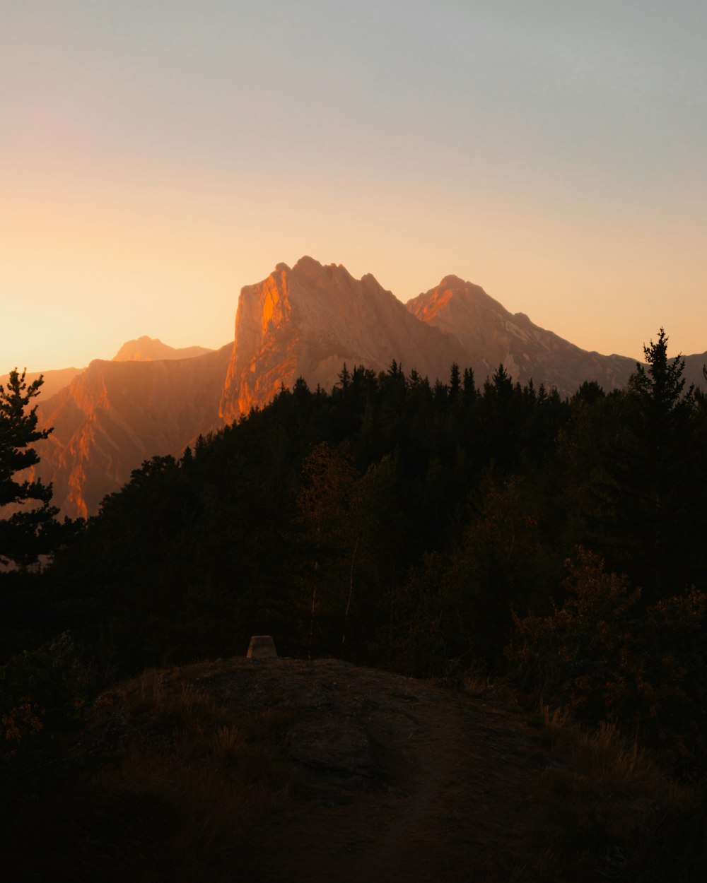 Blick auf eine Bergkette bei Sonnenuntergang