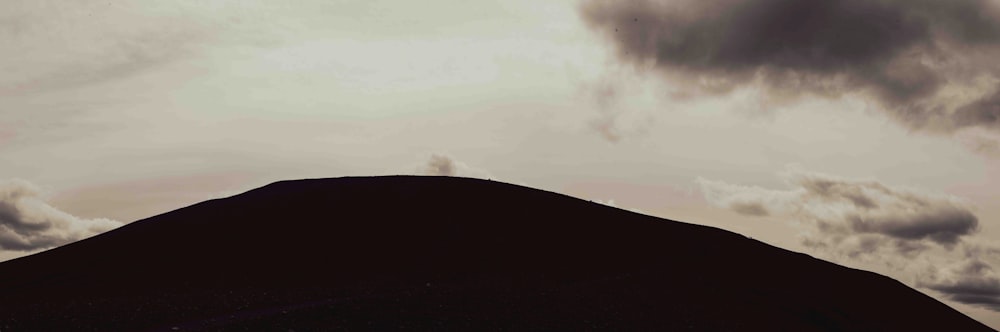 uma foto em preto e branco de uma pessoa em uma prancha de surfe