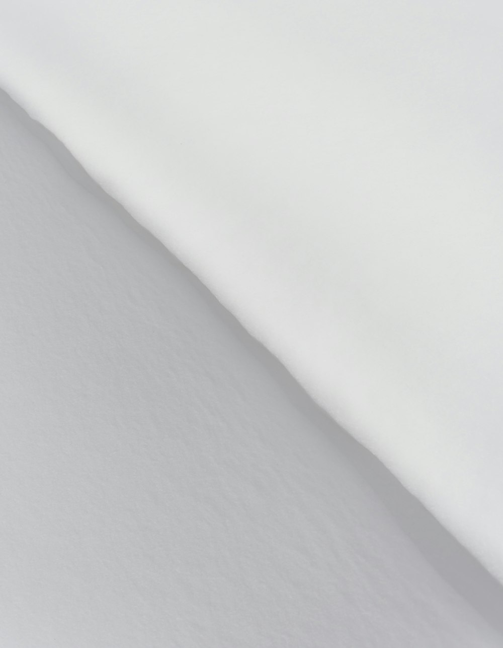 una persona esquiando por una pendiente cubierta de nieve