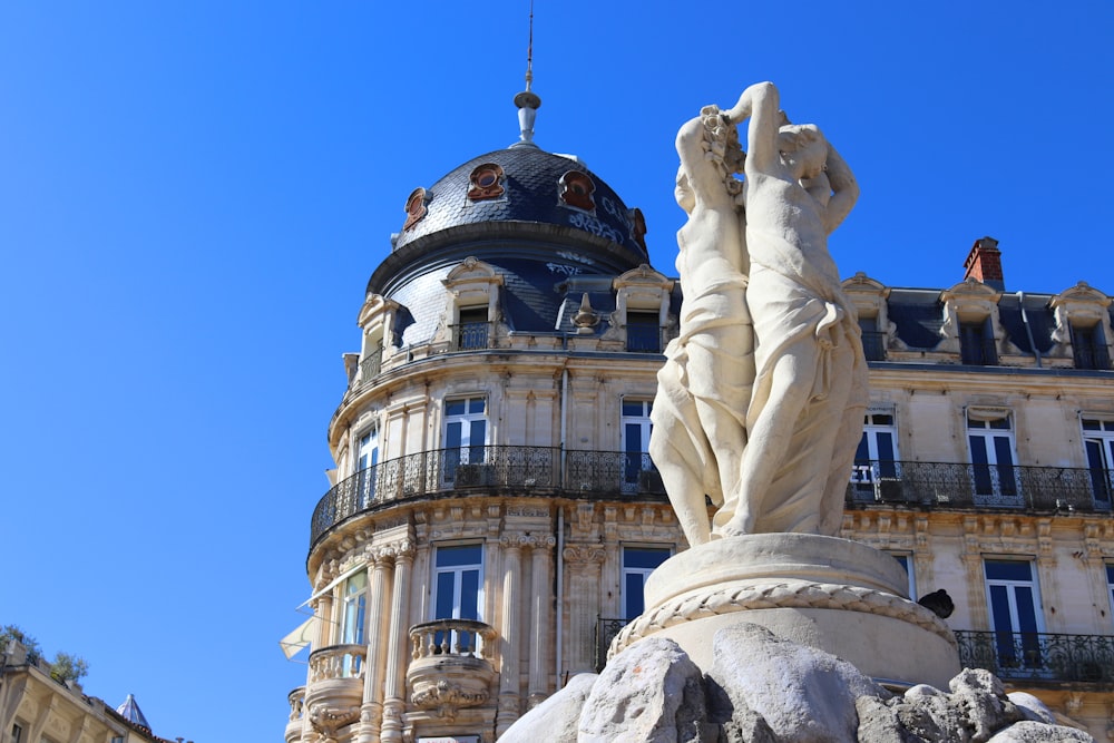 um grande edifício com uma estátua à sua frente