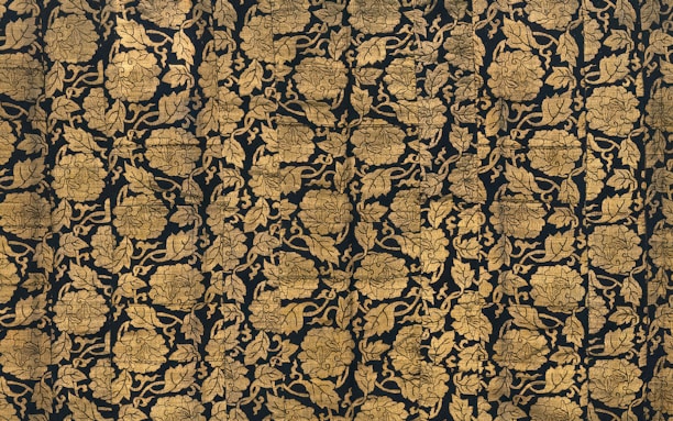 Elegant travel-themed decorative elements in dark green and gold colors, symbolizing luxury and trust.