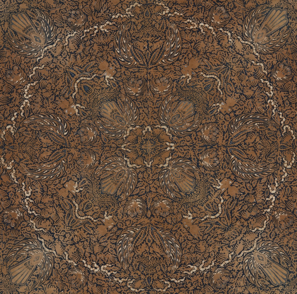 Un tappeto marrone e nero con un design intricato
