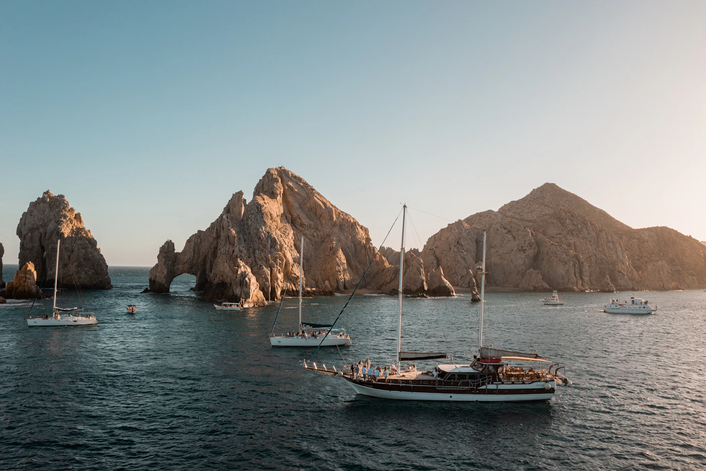 Lanchas frente a un atardecer tropical en Cabo San Lucas, Los Cabos, Baja California Sur, México