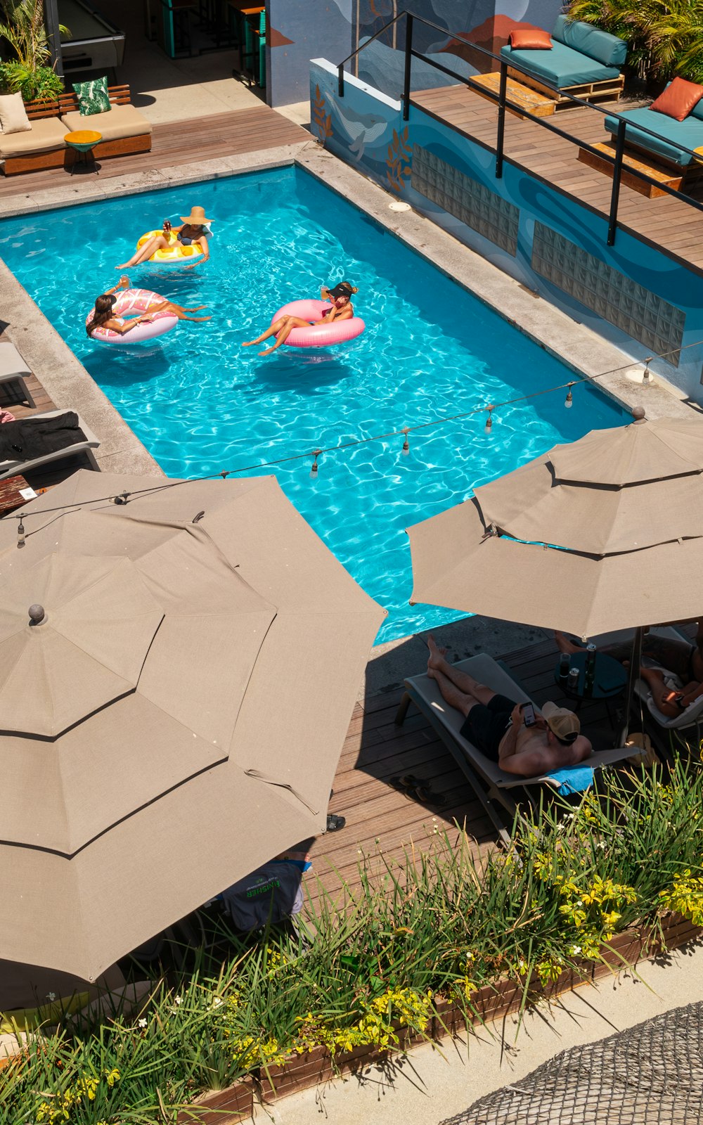 un couple de parasols qui sont au bord d’une piscine