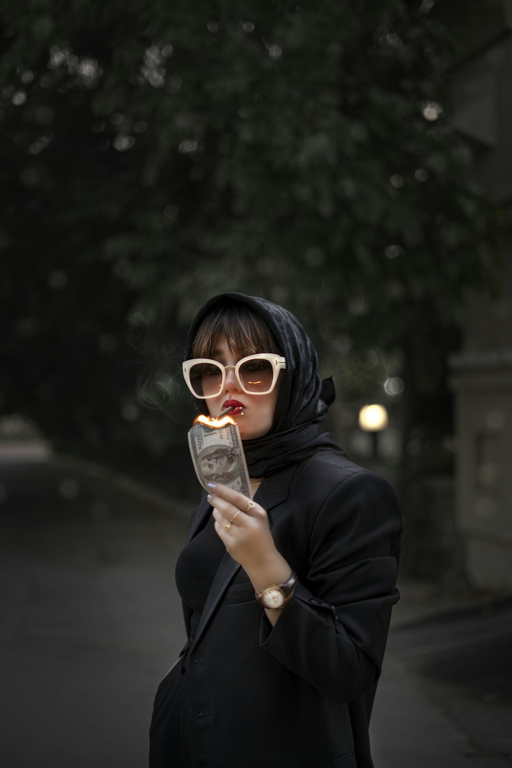 Eine Frau mit Sonnenbrille hält ein Handy in der Hand