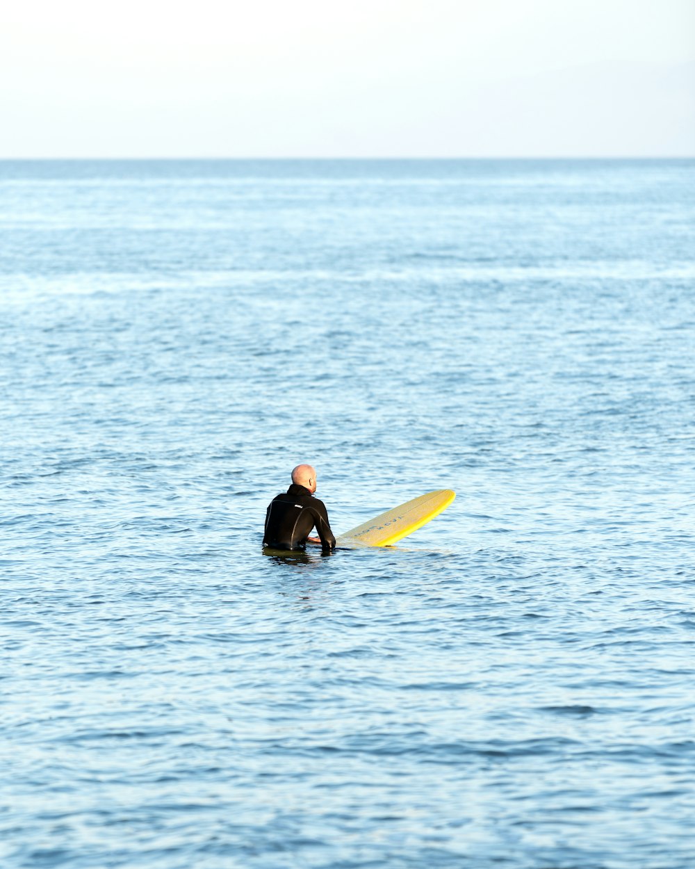海でサーフボードに座る男