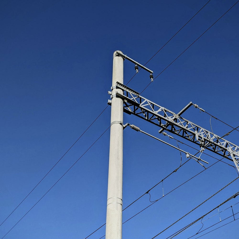 un alto poste blanco sentado bajo un cielo azul