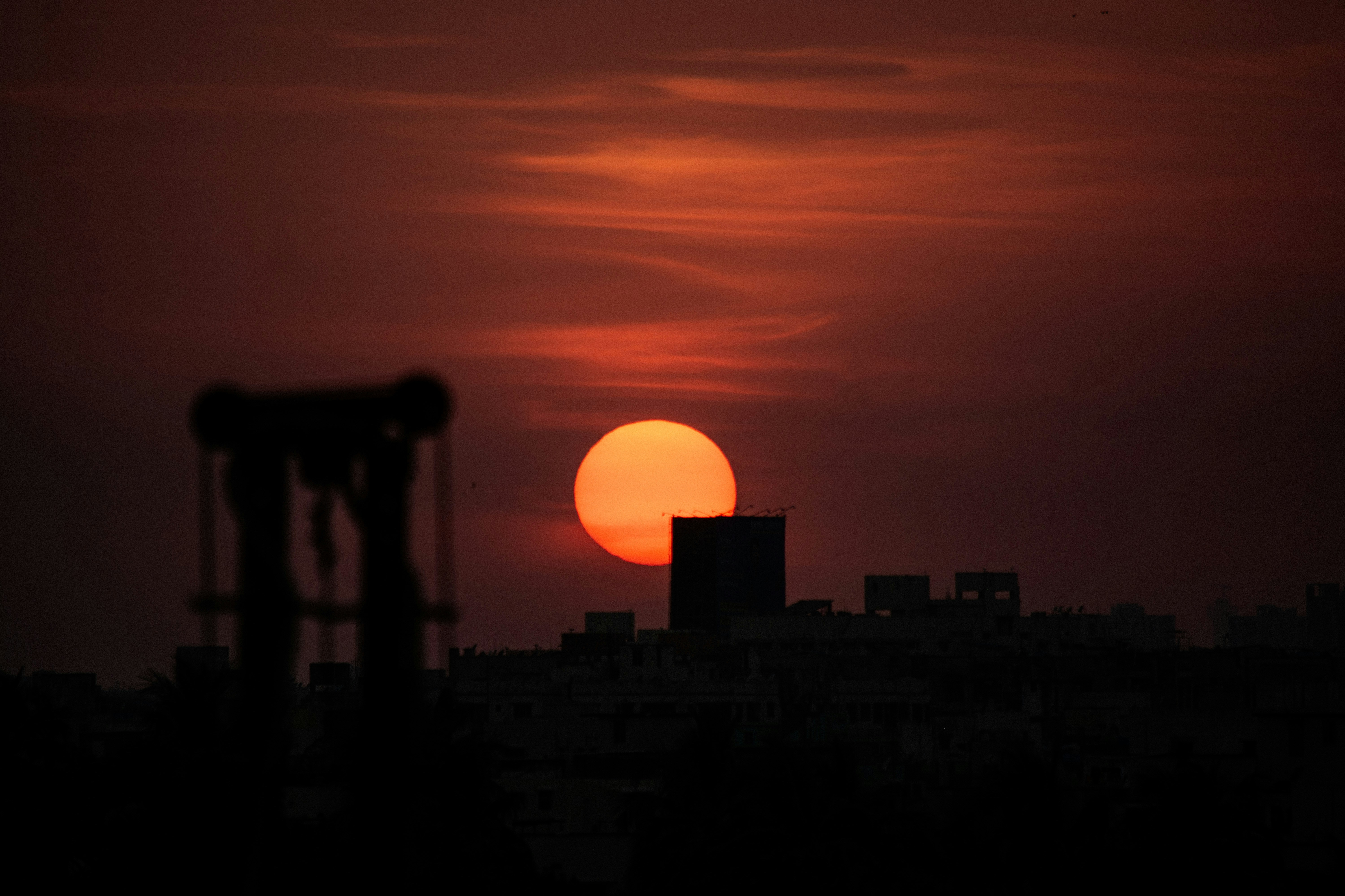 El sol se está poniendo sobre el horizonte de una ciudad