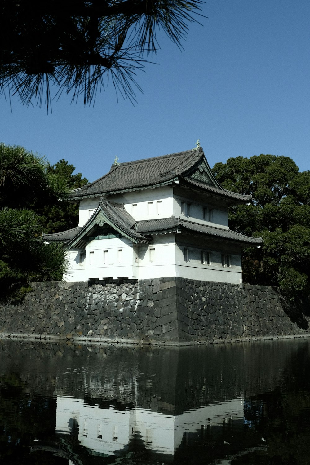 um grande edifício branco sentado no topo de um lago